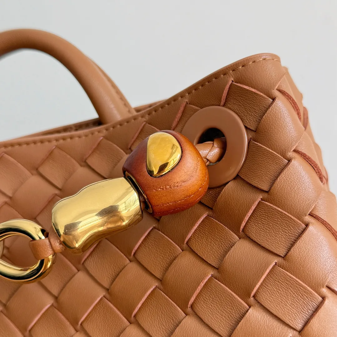 The new Andiamo batch of 3060 BV is shipped‼ ️The classic intercciato weaving process is used to create a soft bag, the metal knot is made of micro-cast aluminum using jewelry technology🪢, and the decorative beads are made of metal and hand-polished oak, allowing you to jump repeatedly between elegance and fun💃, making it unpredictable. Classic and versatile, it shows off your temperament, and the bag has a large capacity, making it very convenient for daily commuting! It has a variety of carrying methods, the shoulder straps can be adjusted by yourself, the original lambskin feels soft and delicate, and the unisex style breaks gender boundaries and brings a more practical and long-lasting use experience. The Andiamo, which has both elegant and casual styles, perfectly interprets the "fashionable old money style". Style number: 743568+wood hardware Color: chestnut brown Size: 25*22*10.5cm